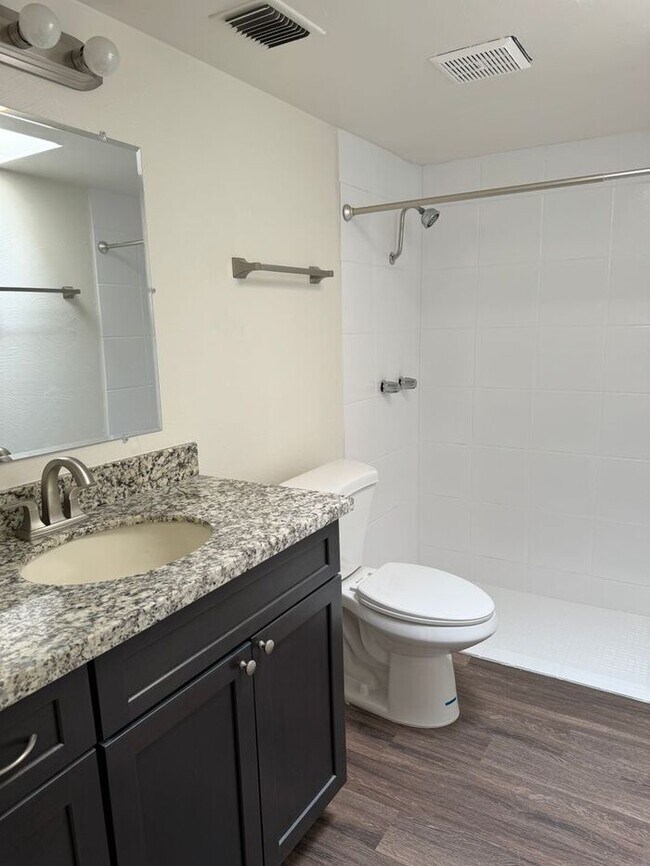 Building Photo - 2 Bedroom / 2 Bath - Midtown!