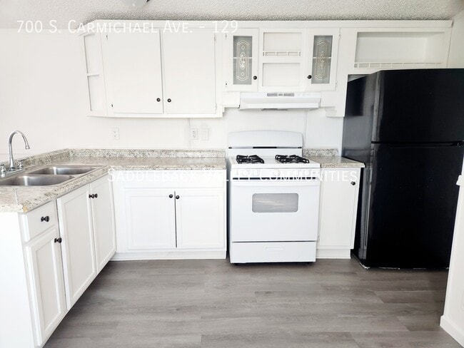 Building Photo - 700 S Carmichael Ave