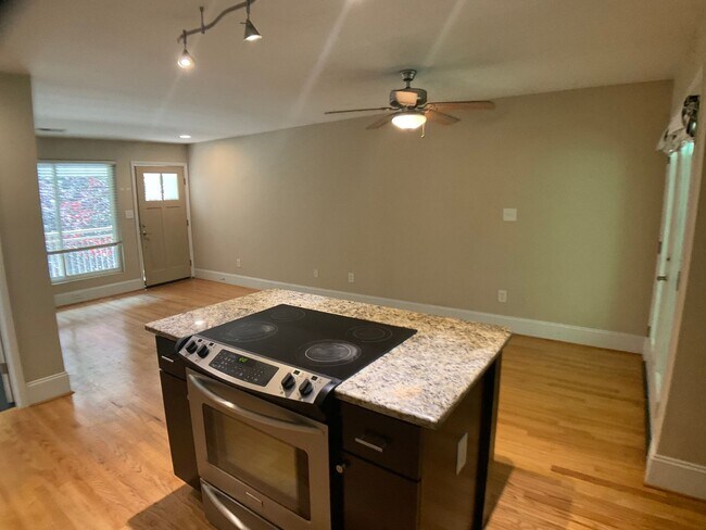 Foto del edificio - Gorgeous 2 Bed Condo in the heart of Carrboro!