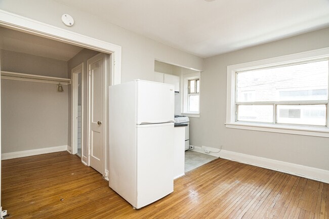 Building Photo - 26 Balmoral Ave