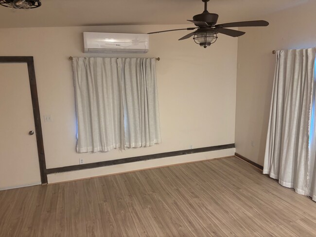 Foto del edificio - 405 N Cloverdale Blvd