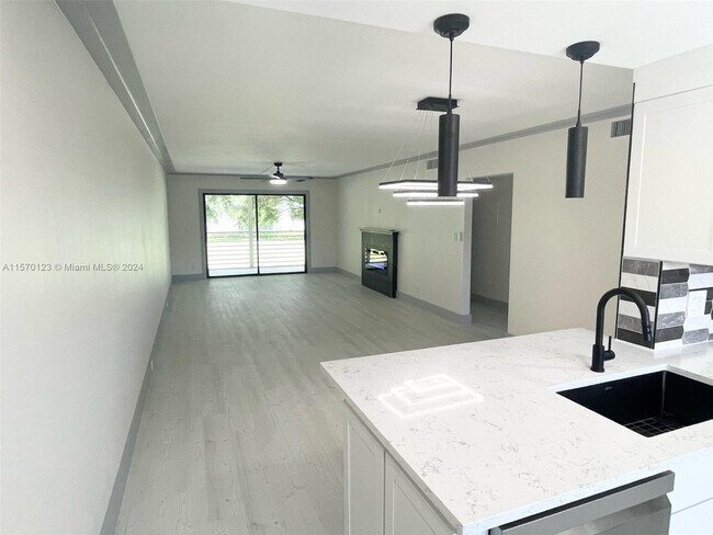 Foto del edificio - 3201 Portofino Point Apt #D2, Coconut Cree...