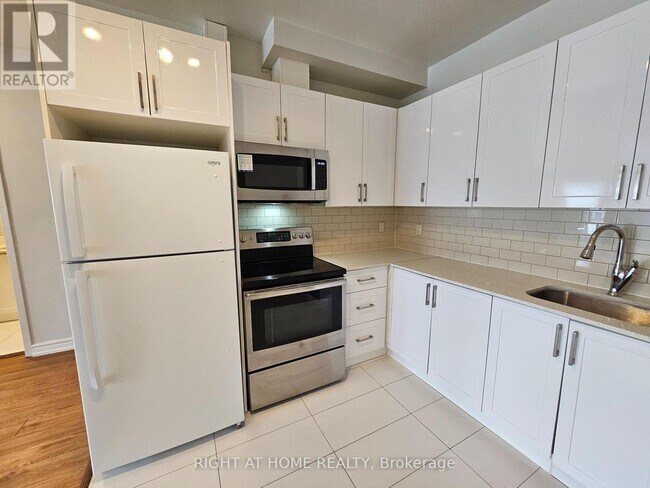 Photo du bâtiment - 1801 Eglinton Ave W