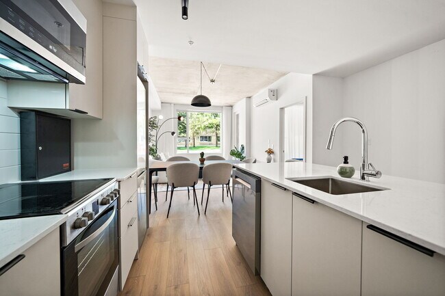 Photo du bâtiment - SUMA Rental Condos