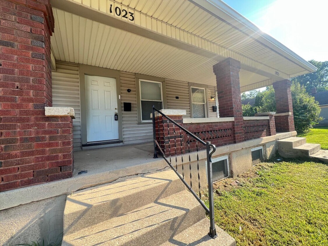 Primary Photo - 1023-1025 Clover St