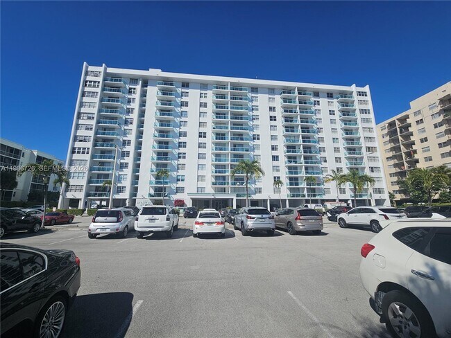 Foto del edificio - 2841 NE 163rd St