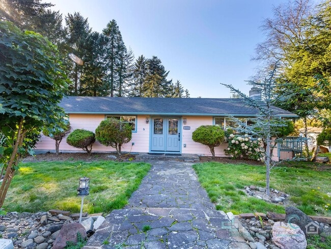 Foto del edificio - Charming Seaside Home.. Spacious 3 bedroom, 2 bathrooms!!!