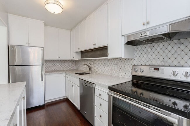 Building Photo - 1 Bed / 1 Bath pet friendly condo with parking in beautiful San Mateo. YouTube Tour!