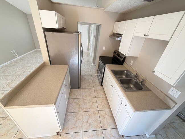 Foto del edificio - Charming 3 Bd/1 Ba Home with Spacious Backyard & Prime Location!