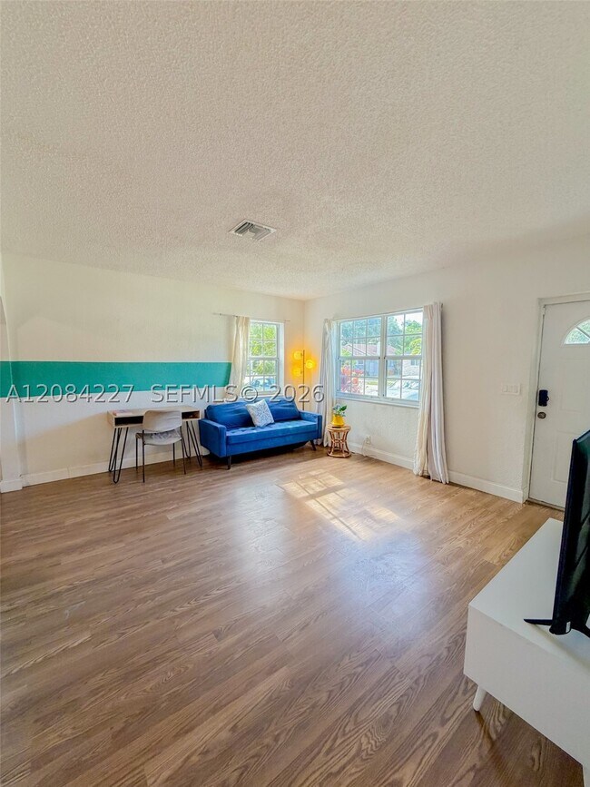 Building Photo - 2740 Dewey St