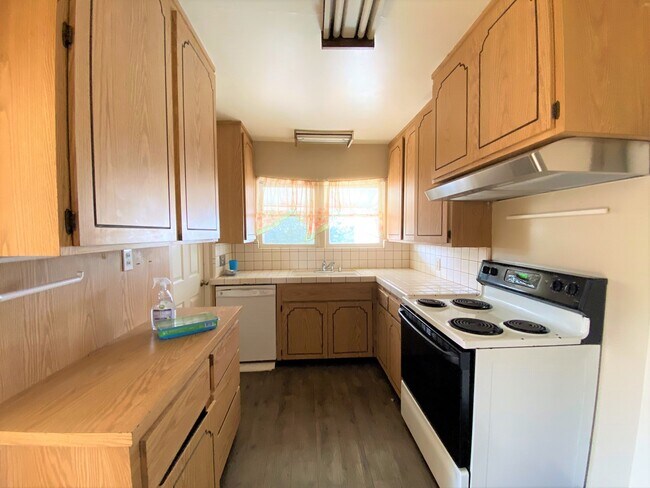 Foto del edificio - 10529 Helendale Ave