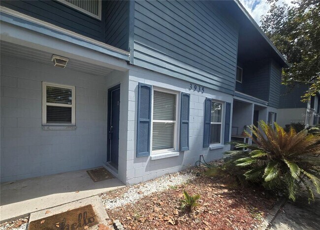 Building Photo - 3935 SW 26th Terrace