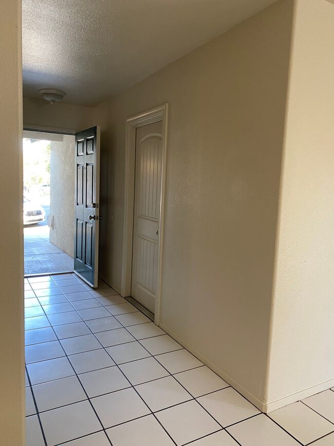 Building Photo - Charming 3 Bed, 2 Bath Home with Spacious ...
