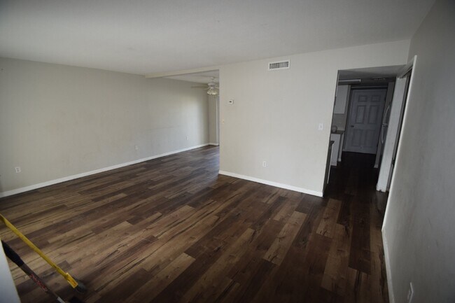 Building Photo - 3BR/1.5BA two story Townhouse