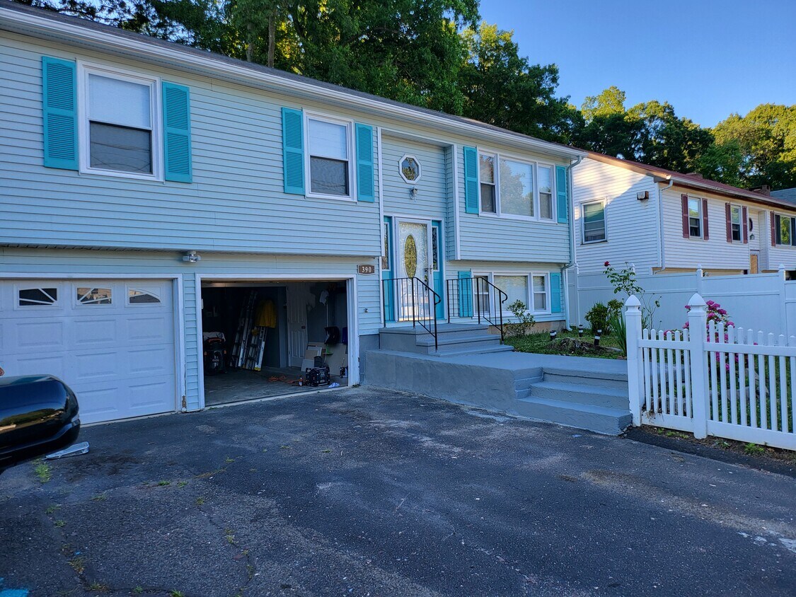 Primary Photo - 390 Platt St