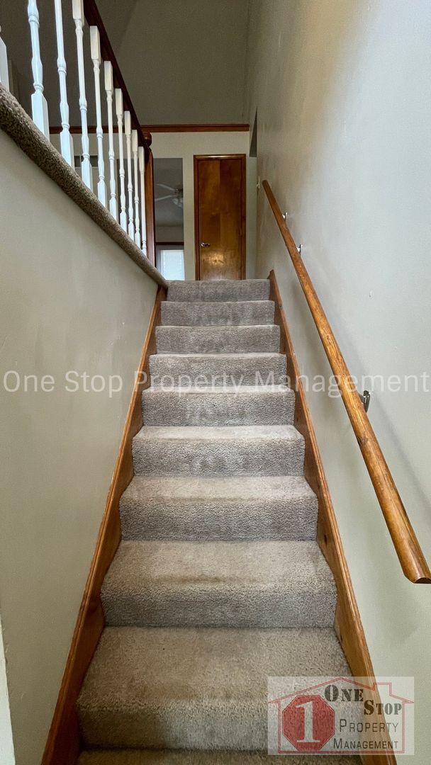 Foto del edificio - Spacious 3 bedroom, 2 bathroom duplex in K...