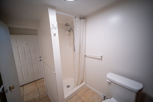 Building Photo - Basement Apartment