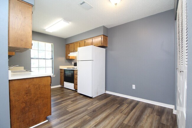Building Photo - Updated 2BD/2BA Apartment in North Pensaco...