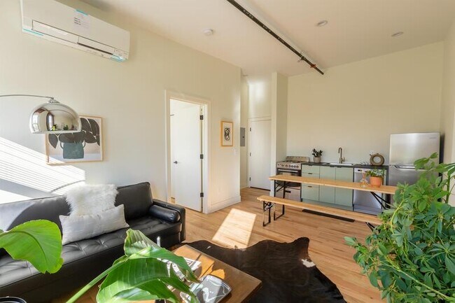 Foto del edificio - 9226 Kercheval Ave