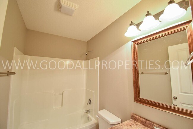 Foto del edificio - Experience the charm of this 2-bedroom, 2-bathroom townhome in Ankeny with an attached 2 car garage!