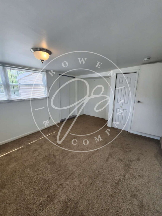 Building Photo - 2 story 2 bed with bonus room! Maumee Scho...