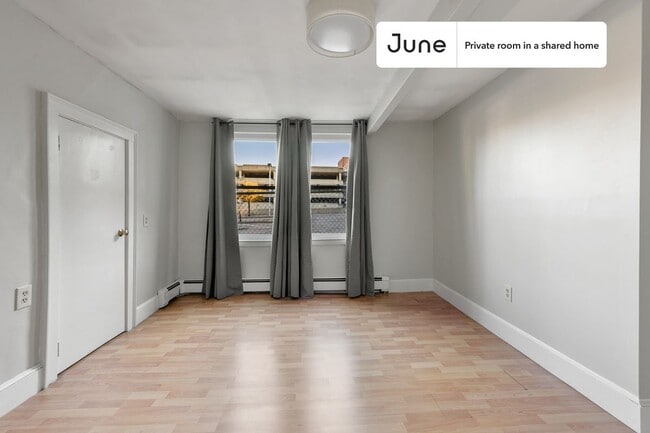 Foto del edificio - Private bedroom in 2 bed/1 bath Home