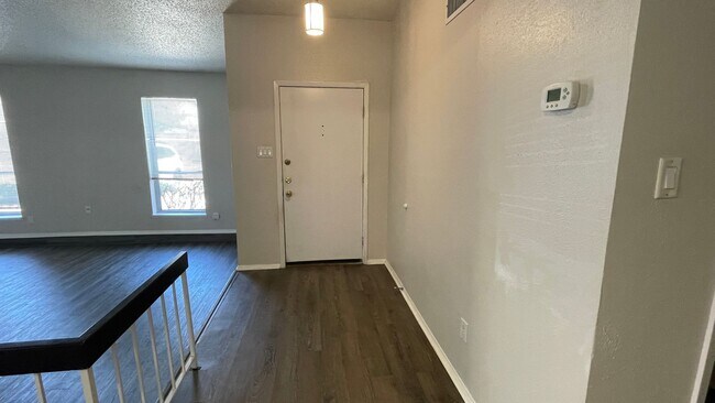 Foto del edificio - Large single story home in Bedford