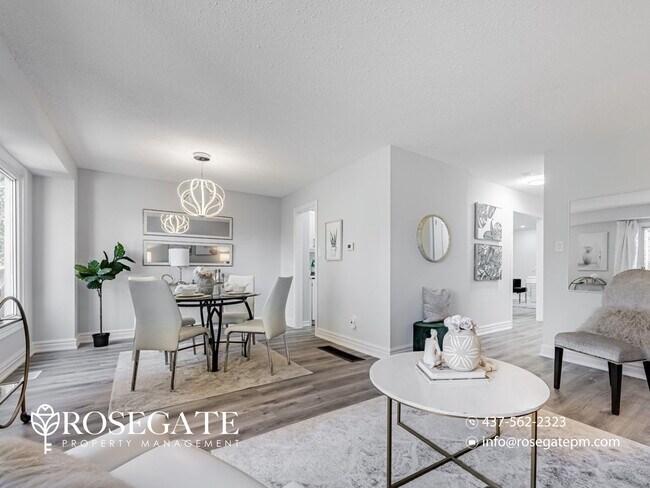 Photo du bâtiment - Detached 3+Den Home with 3 Parking Spaces in Prime Mississauga