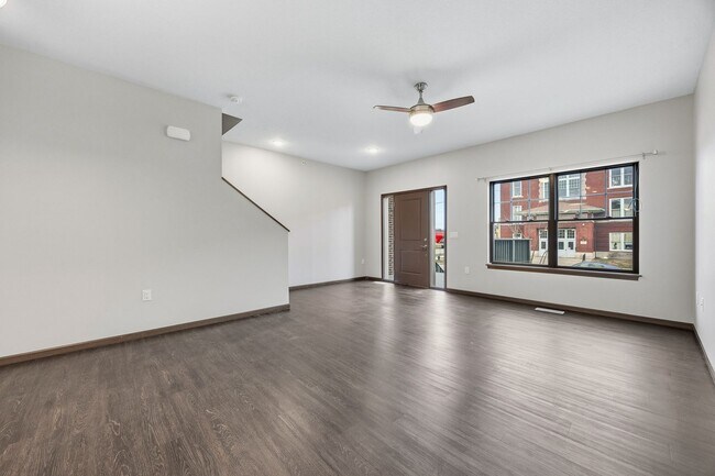 Foto del edificio - Large Townhome In Kingston Neighborhood Just Blocks From Downtown
