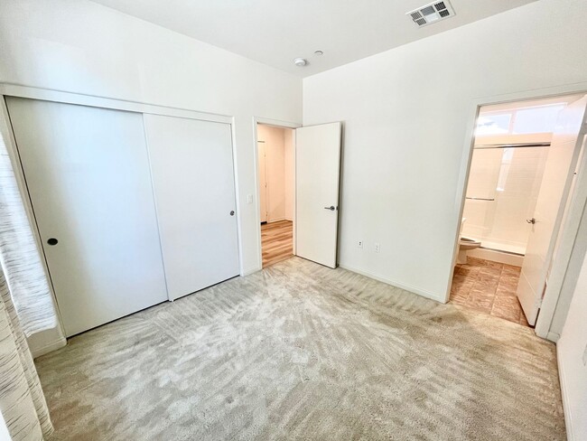 Building Photo - Beautiful 3B 3.5 BA Townhouse in Otay Ranch!