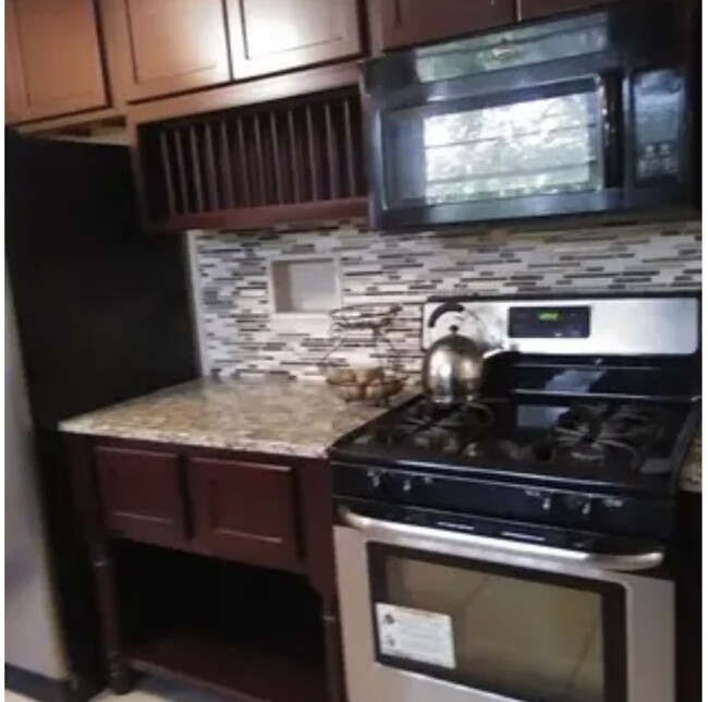 Newer cabinets and countertop - 1338 Poplar St