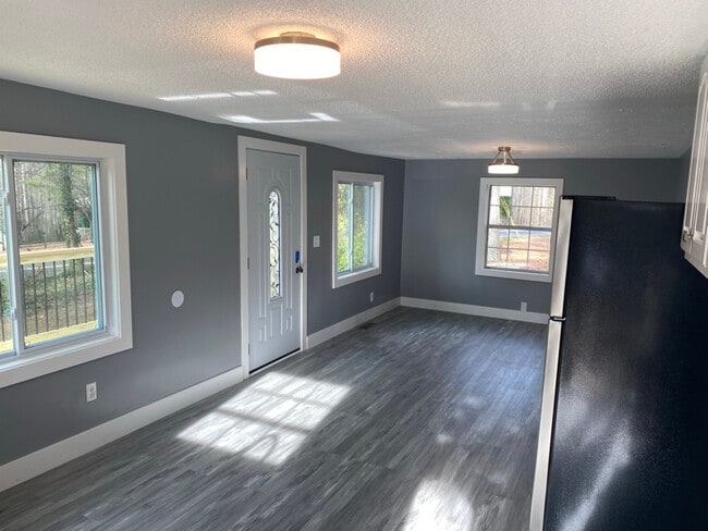 Foto del edificio - 590 McCurdy Rd