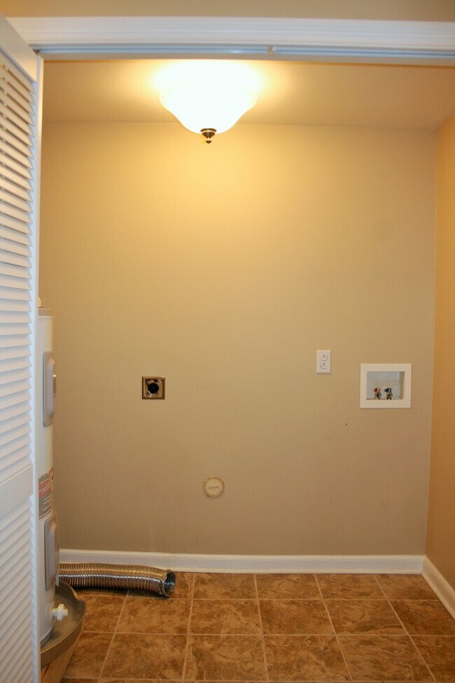 Foto del edificio - ROCKY HILL AREA - UPDATED 3 BEDROOM, 2.5 B...