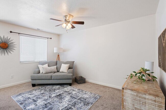 Foto del edificio - Beautiful 3 Bedroom Townhome In Hidden Valley Heights