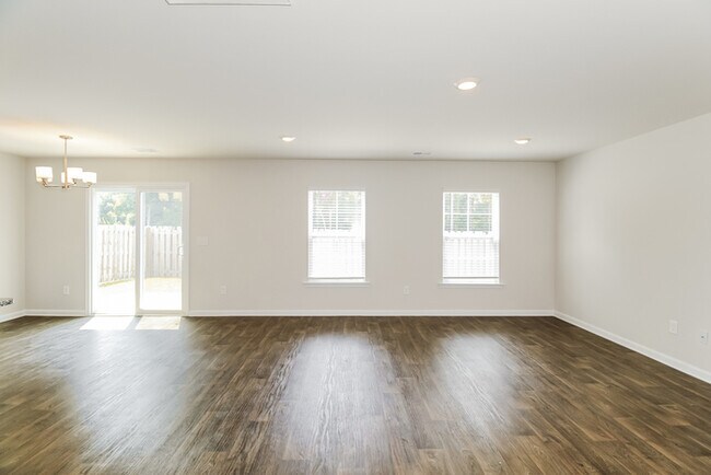 Foto del edificio - Beautiful New home in Burnside Farms!!