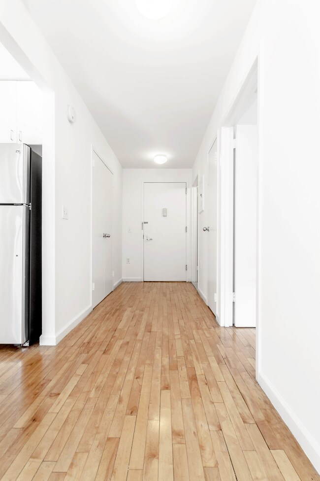 Building Photo - 190 E 7th St