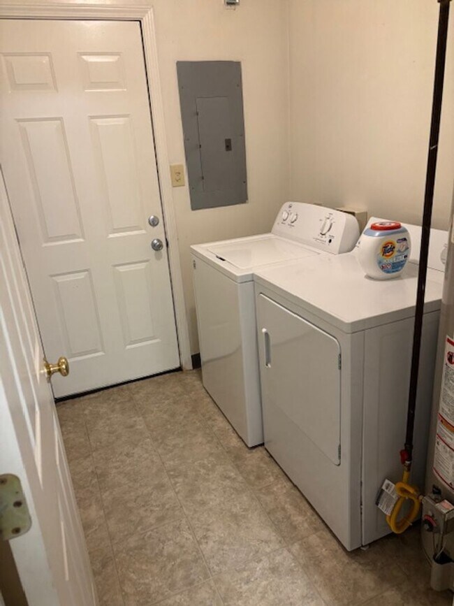 Foto del edificio - 3 bedroom 2 bath home - Available 2025!