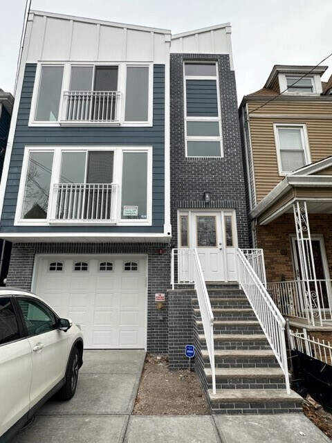 Primary Photo - 99 S 10th St