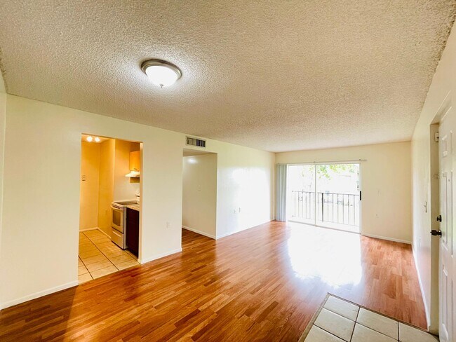 Foto del edificio - 1203 N Benoist Farms Rd