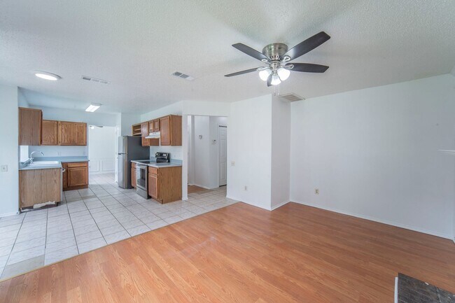 Foto del edificio - Spacious 4-Bedroom Home Across from the Pa...