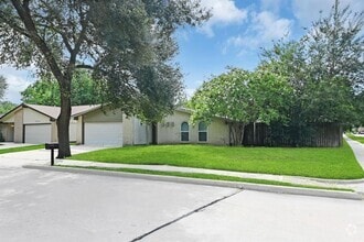 Building Photo - 2239 Fairgreen Dr