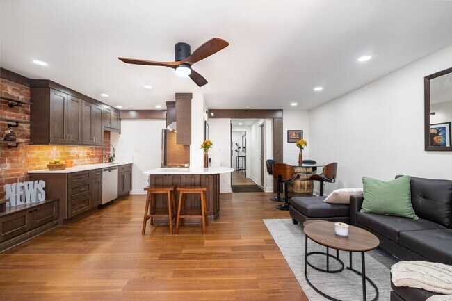 Foto del edificio - Beautiful 1BD/1BTH mid-rise condo in Myers...