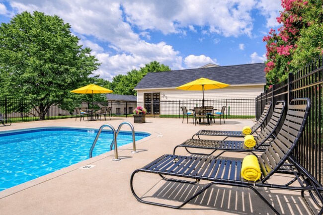 Piscina con solárium - Crestview Huntington
