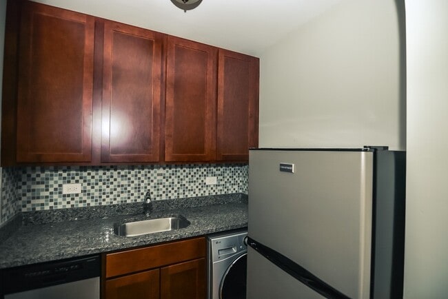 Building Photo - 555 W Arlington