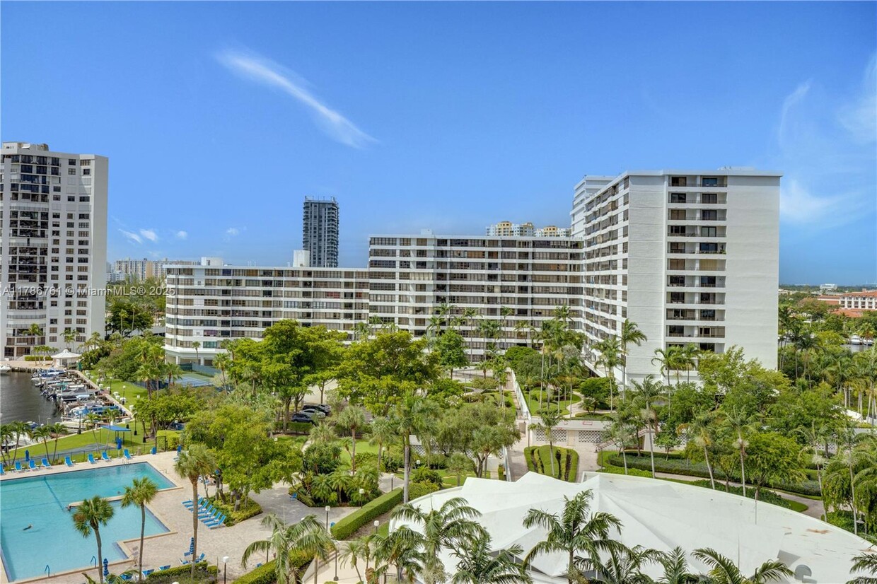 Foto principal - 2500 Parkview Dr