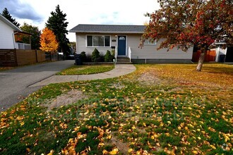 Building Photo - 856 Reid Crescent