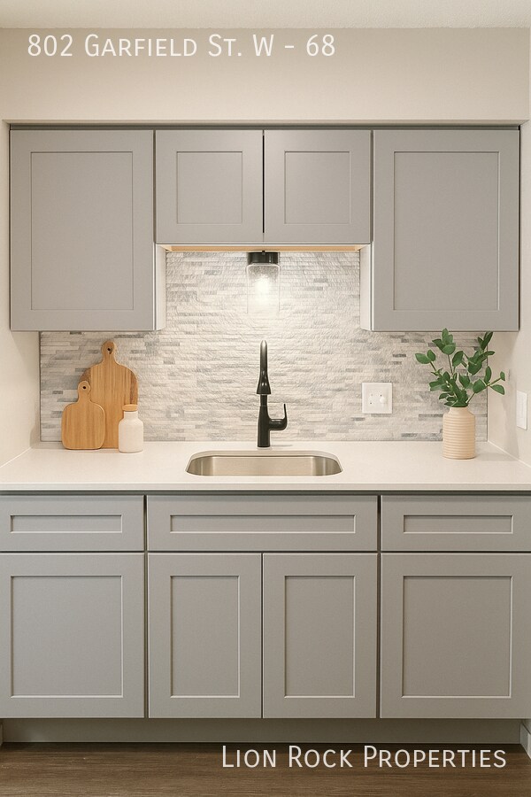 Foto del edificio - 802 Garfield St W