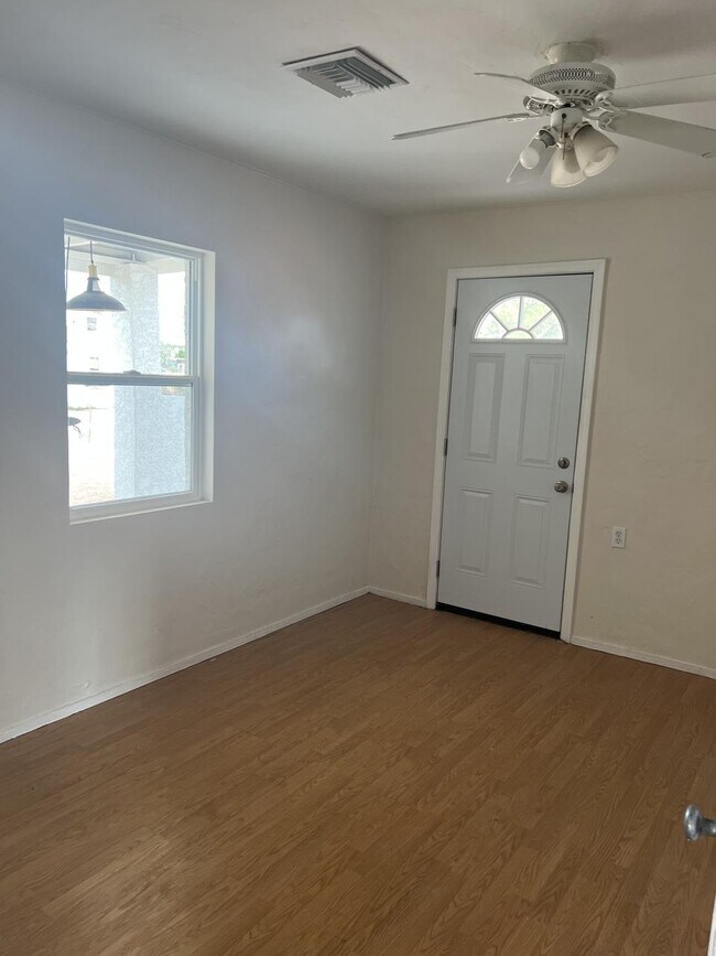 Building Photo - 3117 N Los Altos Ave