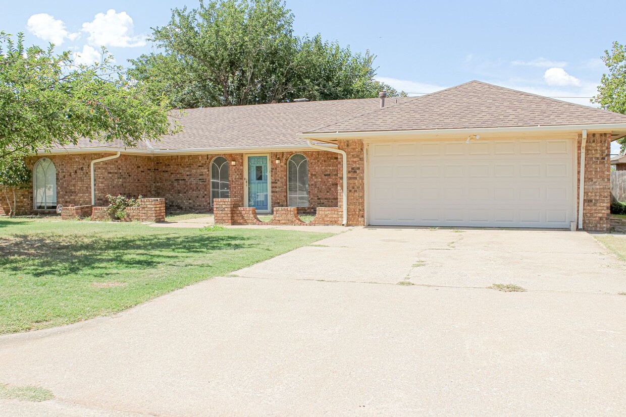 Foto principal - Spacious 3 Bed/2 Bath/2 car garage in NW OKC!