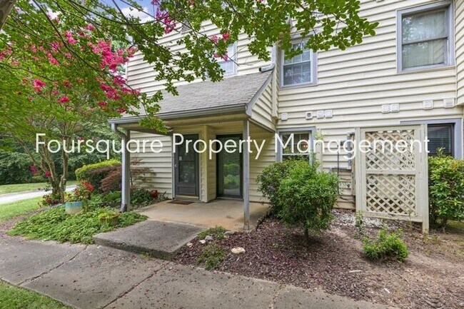 Foto del edificio - Charming 1st-Floor End-Unit Condo with Gas Log Fireplace, Private Back Porch & Community Pool – T...